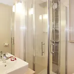 Hotell Brit Essentiel De