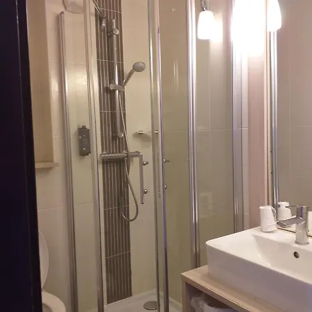 Hotel Brit Essentiel De 2*